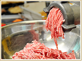 国産肉をあんしん弁当工場で加工